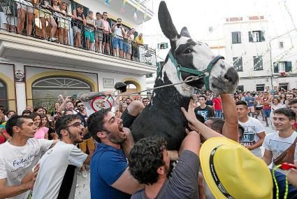 ES MIGJORN. FIESTAS PUEBLOS. Jaleo d¿ases amb paròdia.