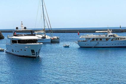 Yates fondeados en Cala des Degollador, Ciutadella, en una imagen difundida en redes por SOS Posidònia