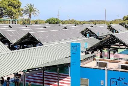 La instalación de placas fotovoltaicas en el parking del Aeropuerto de Menorca continúa sin funcionar