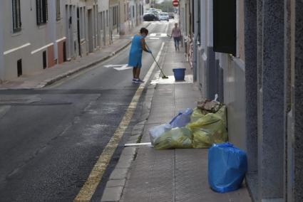 Imagen de basura sin recoger en una calle de Maó, este viernes por la mañana.