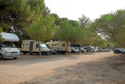 MENORCA - Las autocaravanas se adueñan por la noche de los aparcamientos de playa.