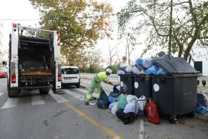 Los trabajadores de limpieza retiran la basura acumulada tras cuatro días de huelga en Maó