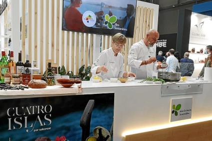 La chef menorquina Sílvia Anglada, este miércoles en la feria Salón Gourmets preparando una receta de Fra Roger: carne de Menorca con cebolla y alcaparras. Una de las degustaciones estrella de la jornada