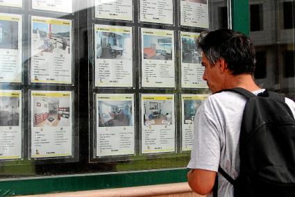 MENORCA - Un hombre, ayer mirando las ofertas de una agencia inmobiliaria de Es Mercadal