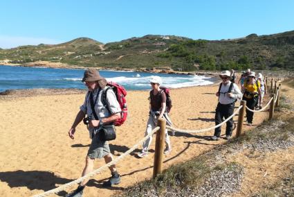 Un grupo de senderistas camina hacia Cala Pregonda el pasado puente del 12 de octubre.      El atractivo de la naturaleza hace que aumente el tránsito por las zonas rurales, los caminos y no solo en la playa, también en el interior.