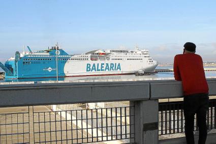 Un barco de Baleària, en Son Blanc.