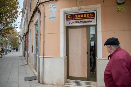 En la noche del domingo se les imputan robos en un estanco de la Contramurada, cuya puerta rompieron con una piedra