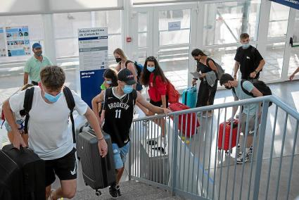 Pasajeros en la estación de Son Blanc, durante las pasadas fiestas