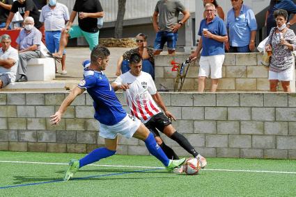 Pepo Janer, tratando de superar a un rival en un encuentro celebrado en Sant Martí esta temporada.