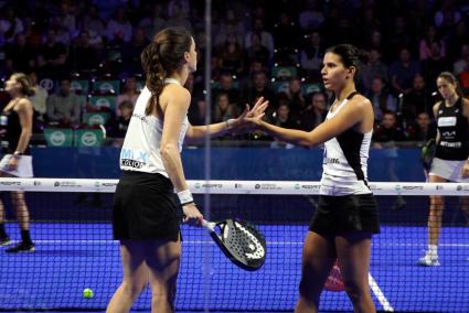 La menorquina Gemma Triay y la madrileña Ale Salazar, al fondo, mientras Delfi Brea y Tamara Icardo celebran su pase a la final del Areco Malmö Padel Open, en Suecia