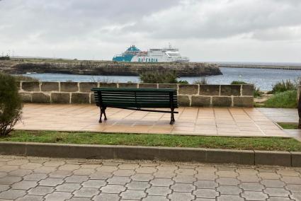 El buque ‘Martín i Soler’ de Baleària, este martes atracado en el puerto de Ciutadella.