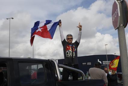 «Patria y vida». El eslogan se repitió ayer en pancartas y camisetas. Los participantes, muchos de ellos cubanos, reivindicaron un régimen democrático para Cuba. 