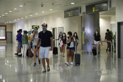 Turistas en el aeropuerto de Menorca