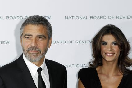 El actor George Clooney junto a Elisabetta Canalis en la presentación de su película.