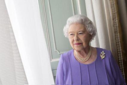 LONDRES. MONARQUIA. LA REINA ISABEL II CON EL EMBLEMA ESCOCES.