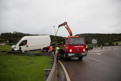 Una grúa ha retirado la furgoneta