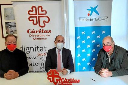 Antoni Aguiló y Gabriel Pons (Caritas), con Karim Ben Lachhab (Caixabank)