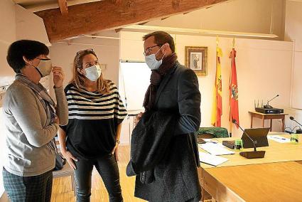 Héctor Pons, con Joana Gomila y Susana Mora.