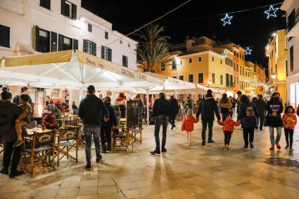 Clientes en los locales de restauración de Sa Plaça Nova de Ciutadella, ayer noche Foto: MANOLO BARRO