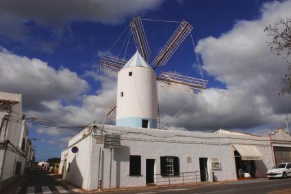 Molino a la entrada de Sant Lluís.