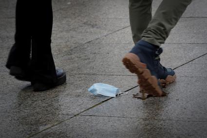 La incorrecta eliminación de mascarillas puede crear un desastre medioambiental