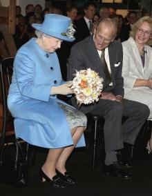 La Reina Isabel II escribiendo su primer tuit