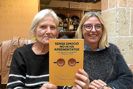 Carme Serres y Lonia Juaneda, con uno de los 300 ejemplares de su libro sobre educación.