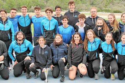 Representantes. Sobre estas líneas, el flamante subcampeón balear; arriba, el equipo del Cecome Sant Lluís al completo y a la izquierda, el conjunto femenino del Alaior Esport.    Fotos: D.M.A.