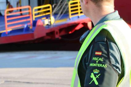 Un Guardia Civil en el control del puerto de Ciutadella.