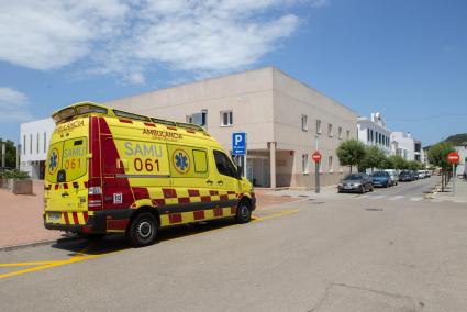 Una ambulancia aparcada frente a la unidad de salud, en una imagen de archivo