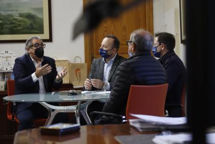 Santiago Pons-Quintana i José Luis Benejam van signar el conveni de cessió del material.