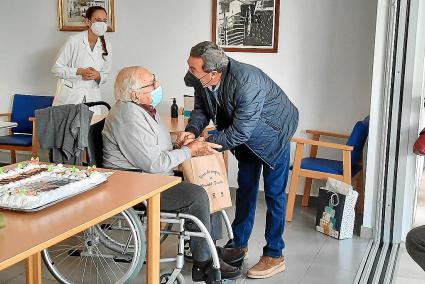 El homenajeado, recibiendo ayer un regalo de manos del alcalde Francesc Ametller