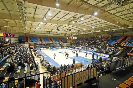 Panorámica del interior del Pavelló, durante el partido entre Hestia Menorca y Mollet