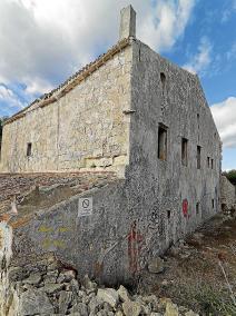 Vista de la fachada de Binissafúller Nou, en estado de deterioro.