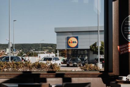 Vídeo viral: retienen a un hombre que había robado una caja de gambas del Lidl