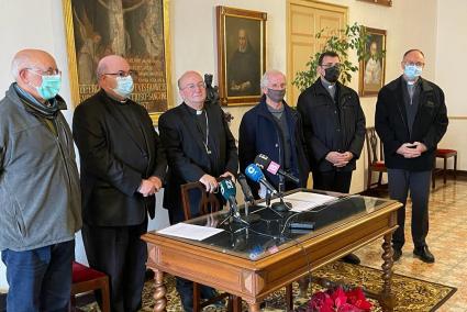 Conesa ha comparecido en Cal Bisbe junto con los integrantes del Colegio de Consultores de Menorca