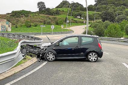 El vehículo siniestrado, un Citroën C2, sufrió graves desperfectos, mientras que el conductor tuvo que ser trasladado a un centro clínico debido a las contusiones