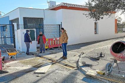 La empresa EHM lleva a cabo estos días las obras de mejora de la recogida de las aguas pluviales a la entrada del CEIP Àngel Ruiz i Pablo de Es Castell