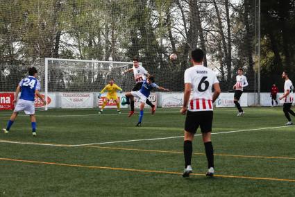 Imagen del encuentro vivido en Eivissa, con el mercadalenc Elliot Galán, pujando por el balón en el juego aéreo ante Sant Rafel.