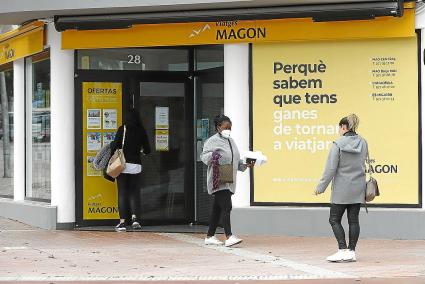 Clientas a las puertas de una oficina de la red de agencias de Viatges Magon.