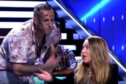 Críticas a Jonathan, hermano de Cora, por su actitud en los platós de Telecinco