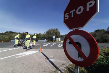 El cambio de dirección solo se permite a los turismos.    Fotos: G. ANDREU