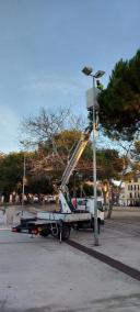 La brigada municipal revisa el alumbrado de la plaza.   