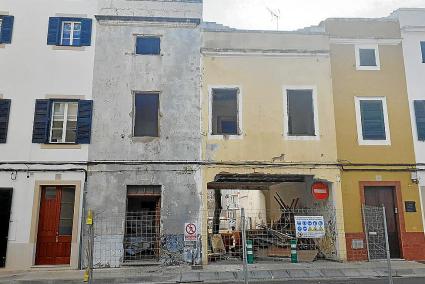 Ya están en marcha las obras de demolición de los dos edificios situados en la calle Josep Salord i Farnés de Ciutadella