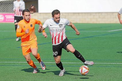 El rojiblanco Rubén Carreras, con el balón, en el partido ante el Platges en Es Mercadal