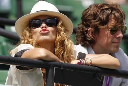 La cantante Paulina Rubio y su marido Colate