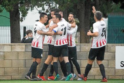 ES MERCADAL . FUTBOL TERCERA DIVISION. Varios jugadores del Mercadal hacen piÃ±a tras un gol.