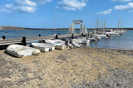 Fornells, con las barcas varadas sobre la arena.