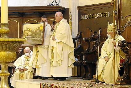 La misa de acción de gracias concluyó con el cuadro del puerto de Ciutadella, cuyo autor es Josep Padrós, que Gerard Villallonga entregó a Francesc Conesa.