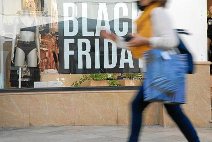 Iniciativas como el «Black Friday» es una de las que provoca demanda laboral.